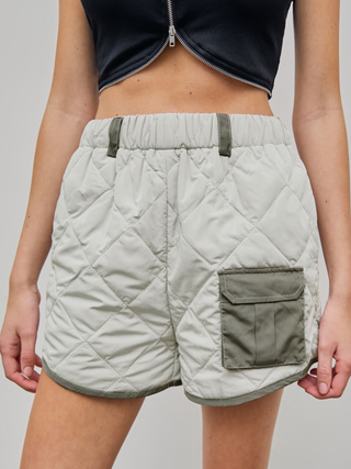 Middle Waist Solid Quilted Pocket Shorts